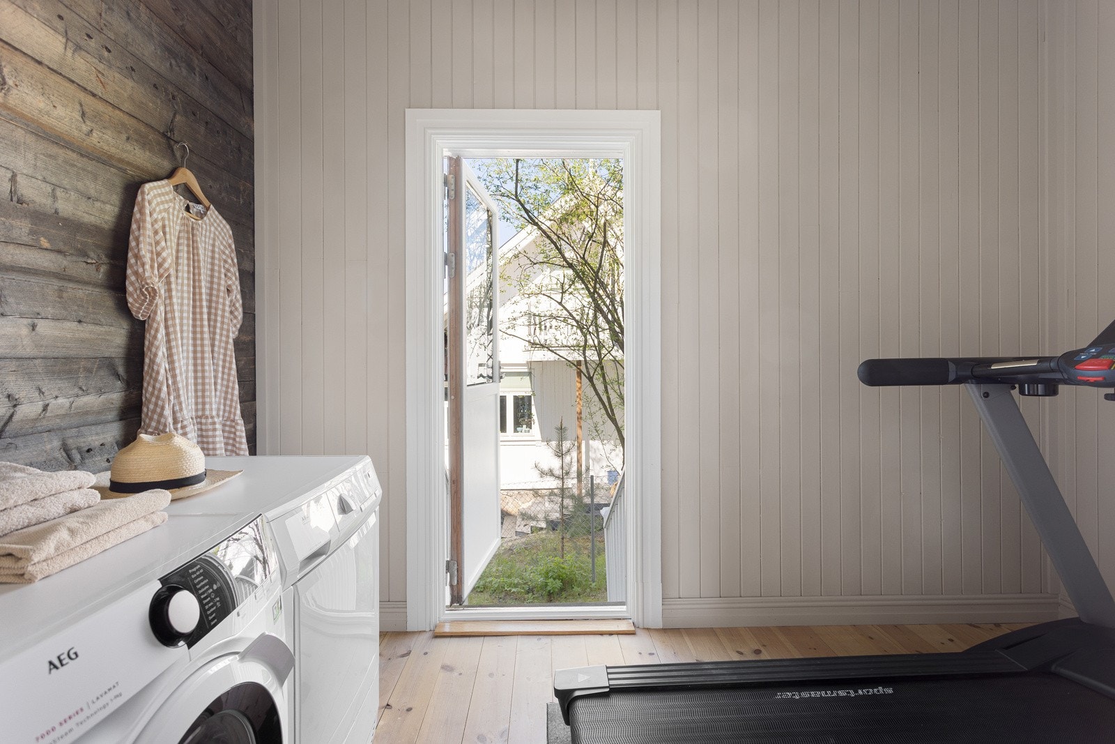 Innredet rom er i dag innredet med vaskemaskin og tørketrommel, samt utgang til uteområdet Galleribilde