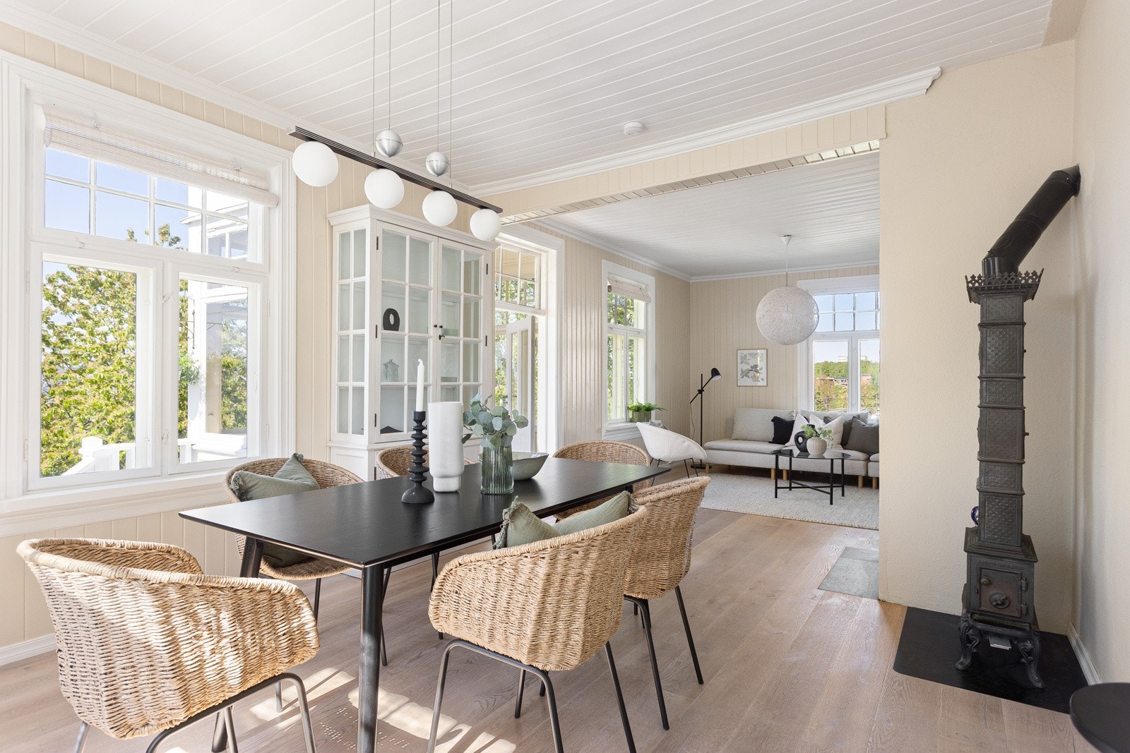 Store vindusflater slipper inn naturlig lys, noe som bidrar til et lyst og praktisk oppholdsrom Galleribilde