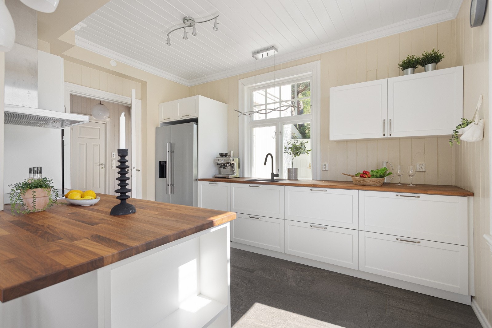 De profilerte frontene og benkeplaten i heltre gir et solid og gjennomført uttrykk Galleribilde