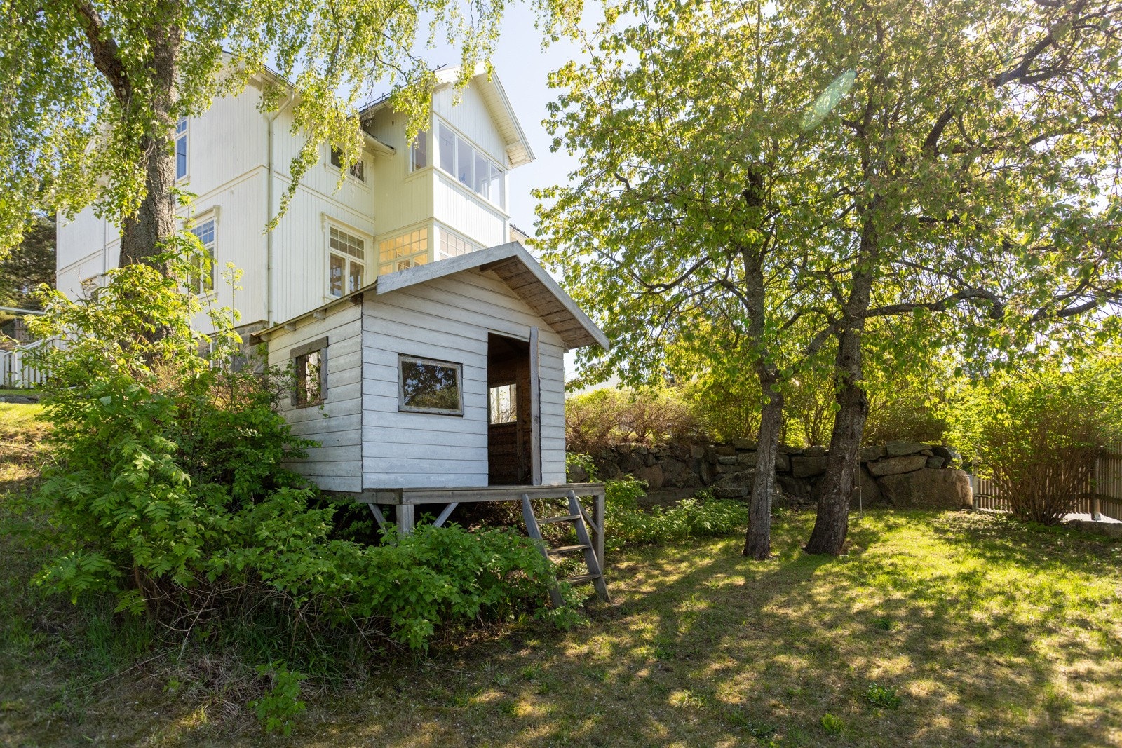 På tomten finnes det også et lekehus, perfekt for barna Galleribilde