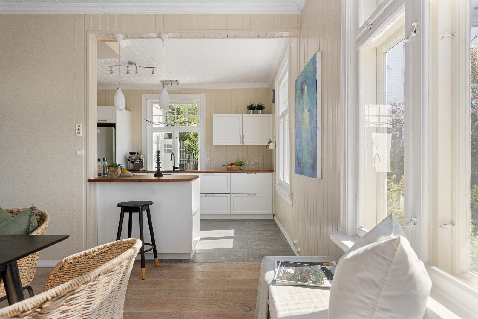 I delvis åpen løsning med stuen ligger kjøkkenet Galleribilde