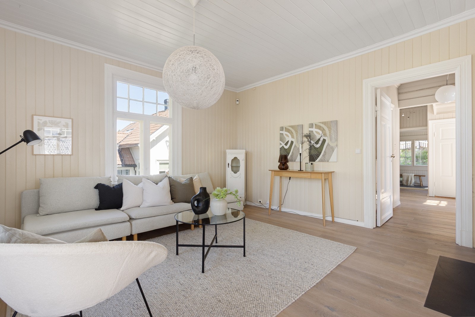 Gulvet er parkett, og veggene er kledd med trepanel, noe som gir et solid utgangspunkt for innredning Galleribilde