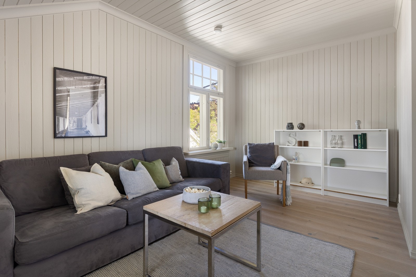 Soverom 1: Dette rommet ble malt i 2025 og har et stort vindu som gir godt med dagslys Galleribilde