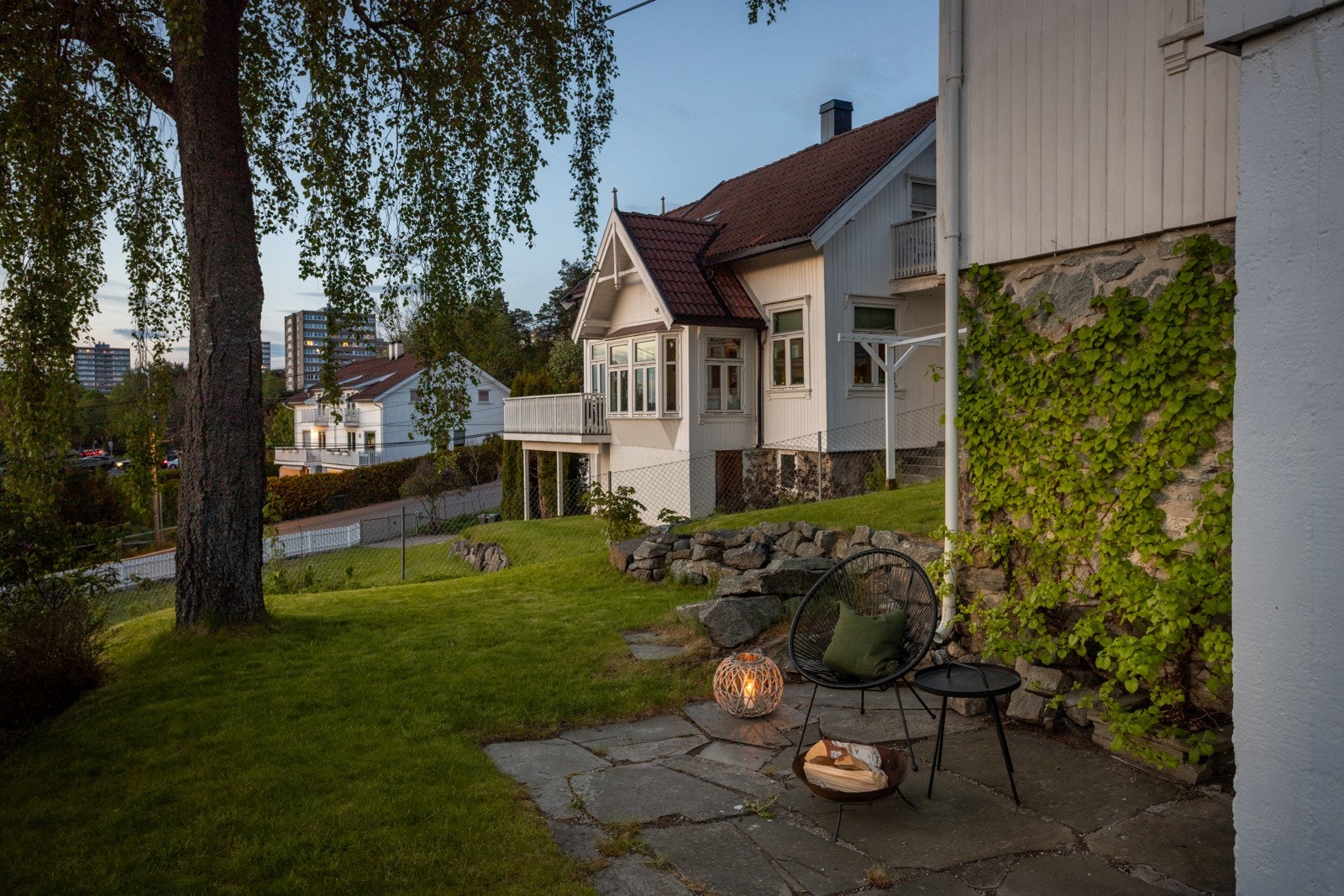 Boligen er omringet av grønn, pent opparbeidet tomt Galleribilde