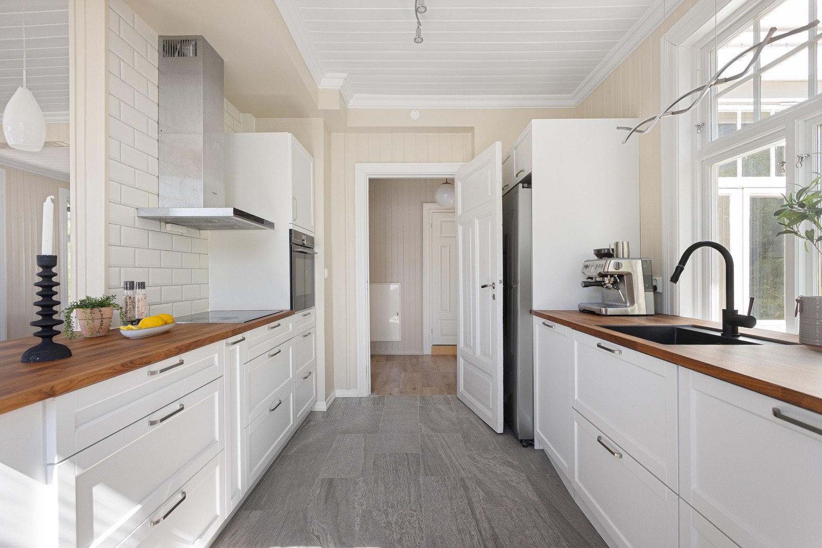 Kjøkkenet er moderne og praktisk, med en stilren innredning fra Kvik fra 2019 Galleribilde