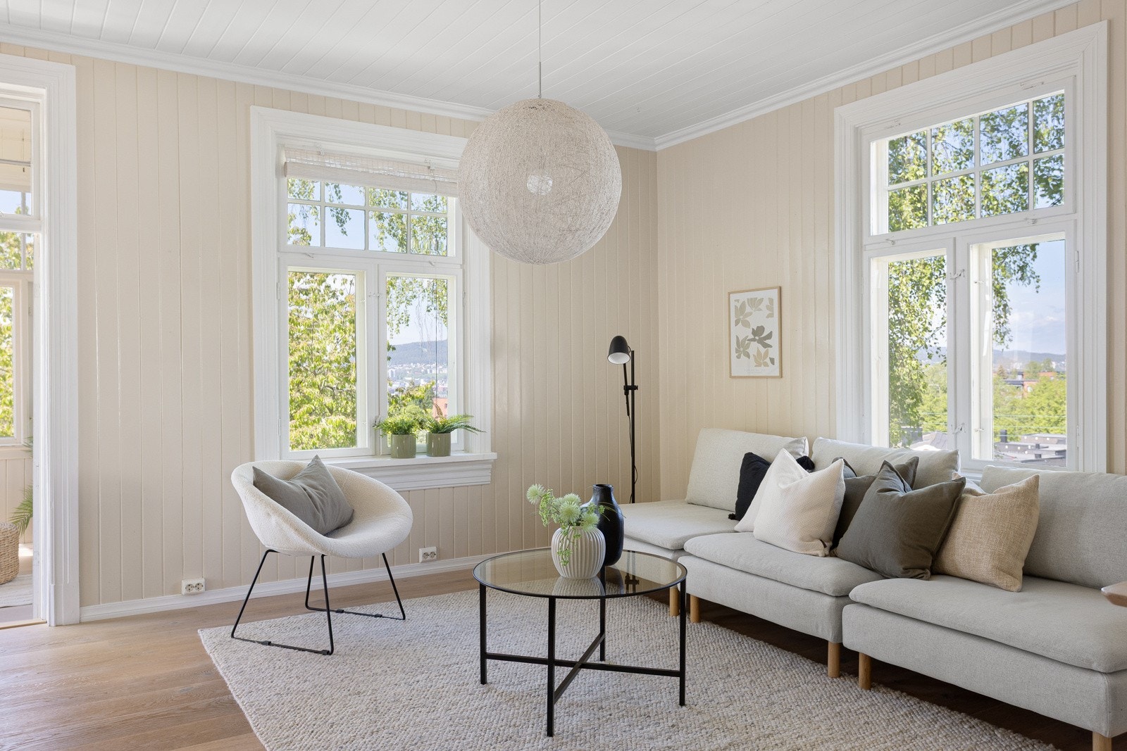 Stuen har god takhøyde og en åpen løsning som gir fleksible møbleringsmuligheter Galleribilde