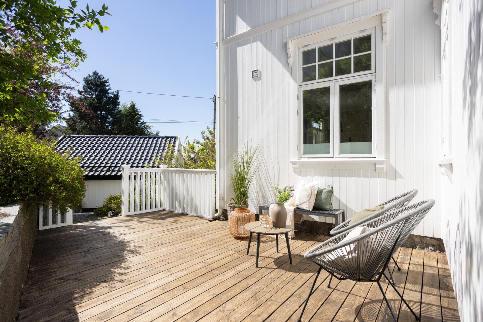 Den er bygd opp med bjelkelag mot mark og kledd med terrassebord, noe som gir et solid og brukervennlig uteområde Galleribilde