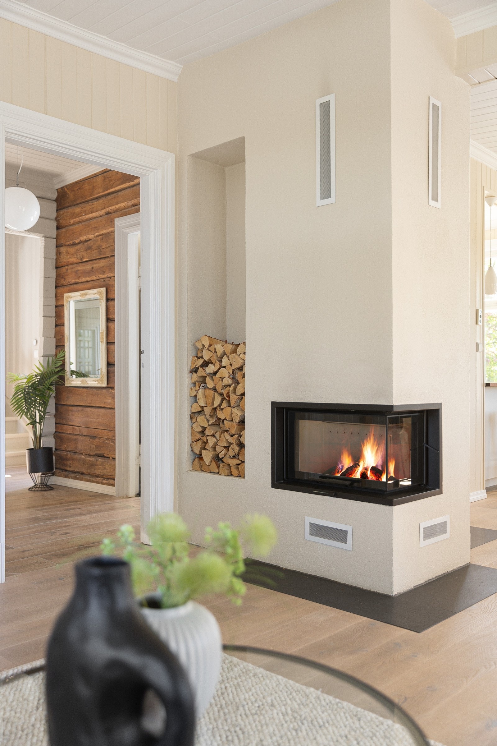 Peisen fungerer som en effektiv varmekilde og kan plasseres i sentrum av rommets funksjonalitet Galleribilde