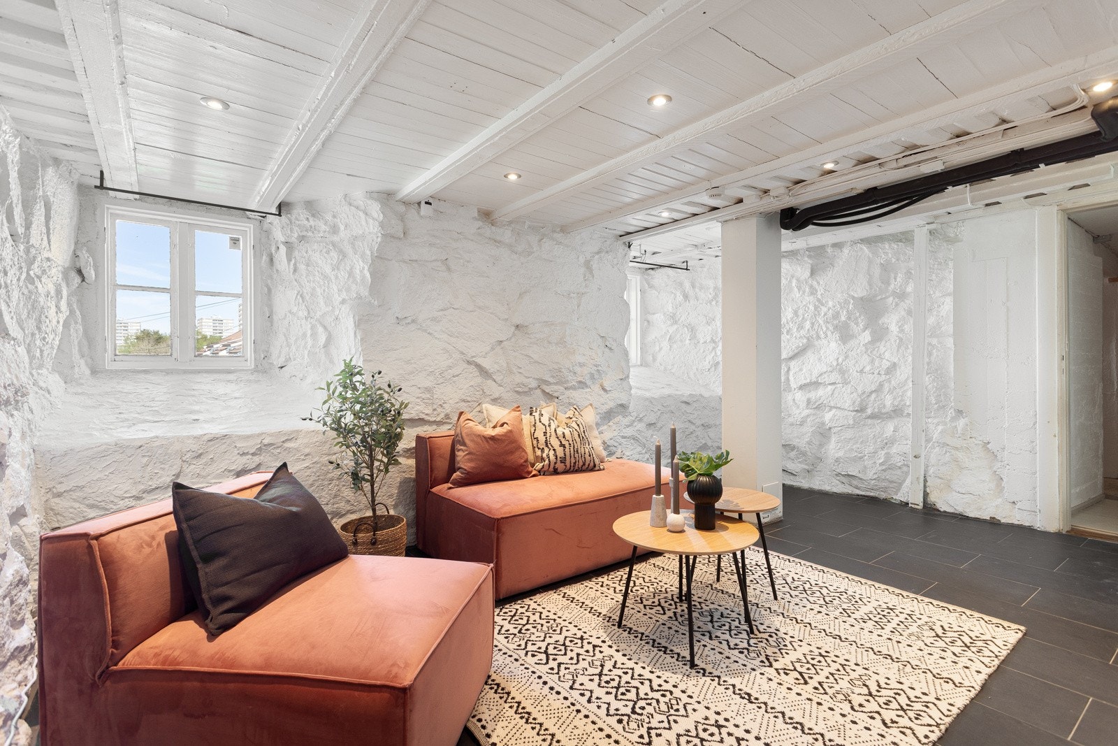 Rommet har blitt oppgradert med nytt gulv, bedre isolasjon mot fjellet, samt radonsikring, noe som bidrar til et komfortabelt inneklima Galleribilde