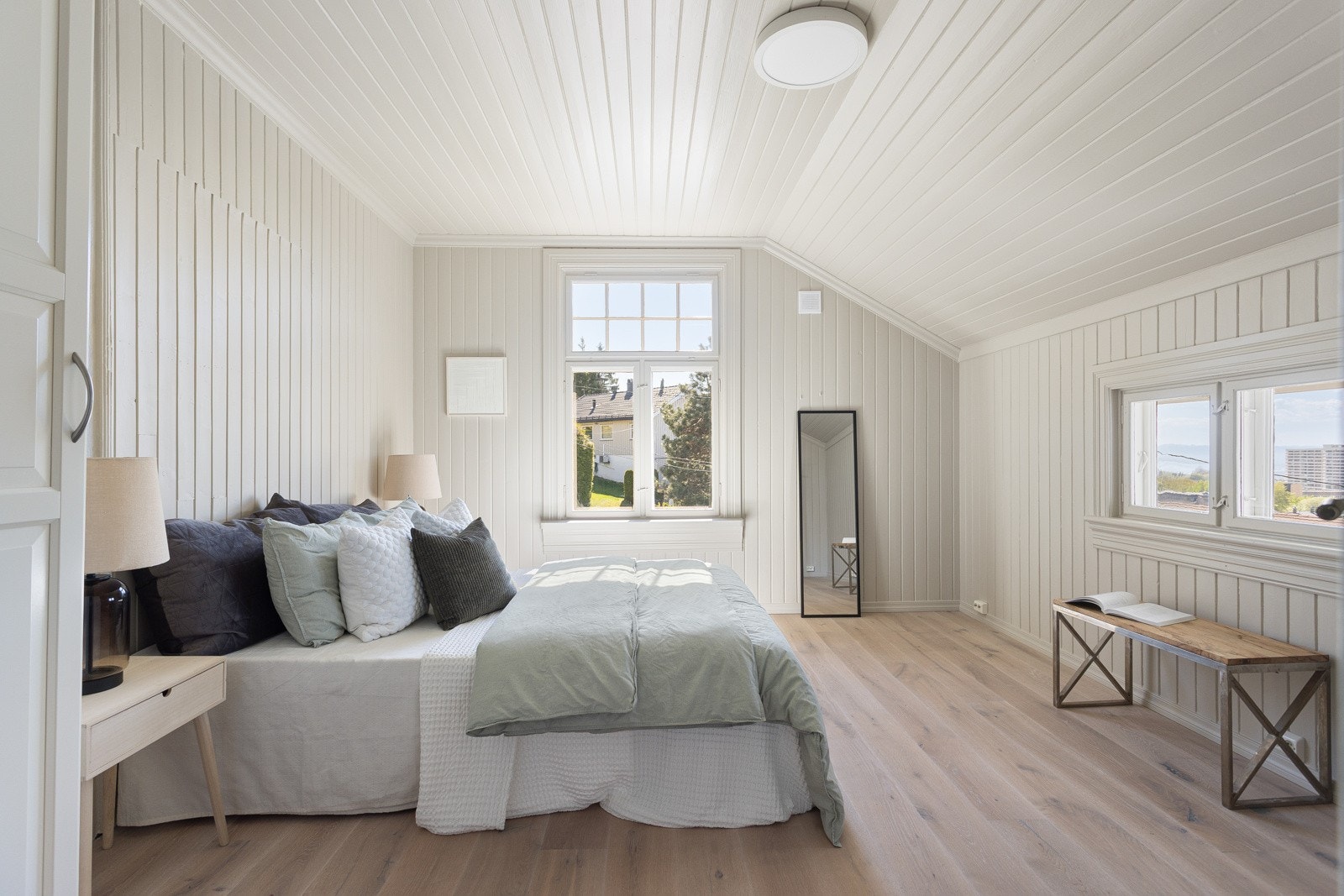 Soverom 4: Med nymalte flater fra 2025 og et vindu som gir godt lys, er dette rommet lyst og innbydende Galleribilde