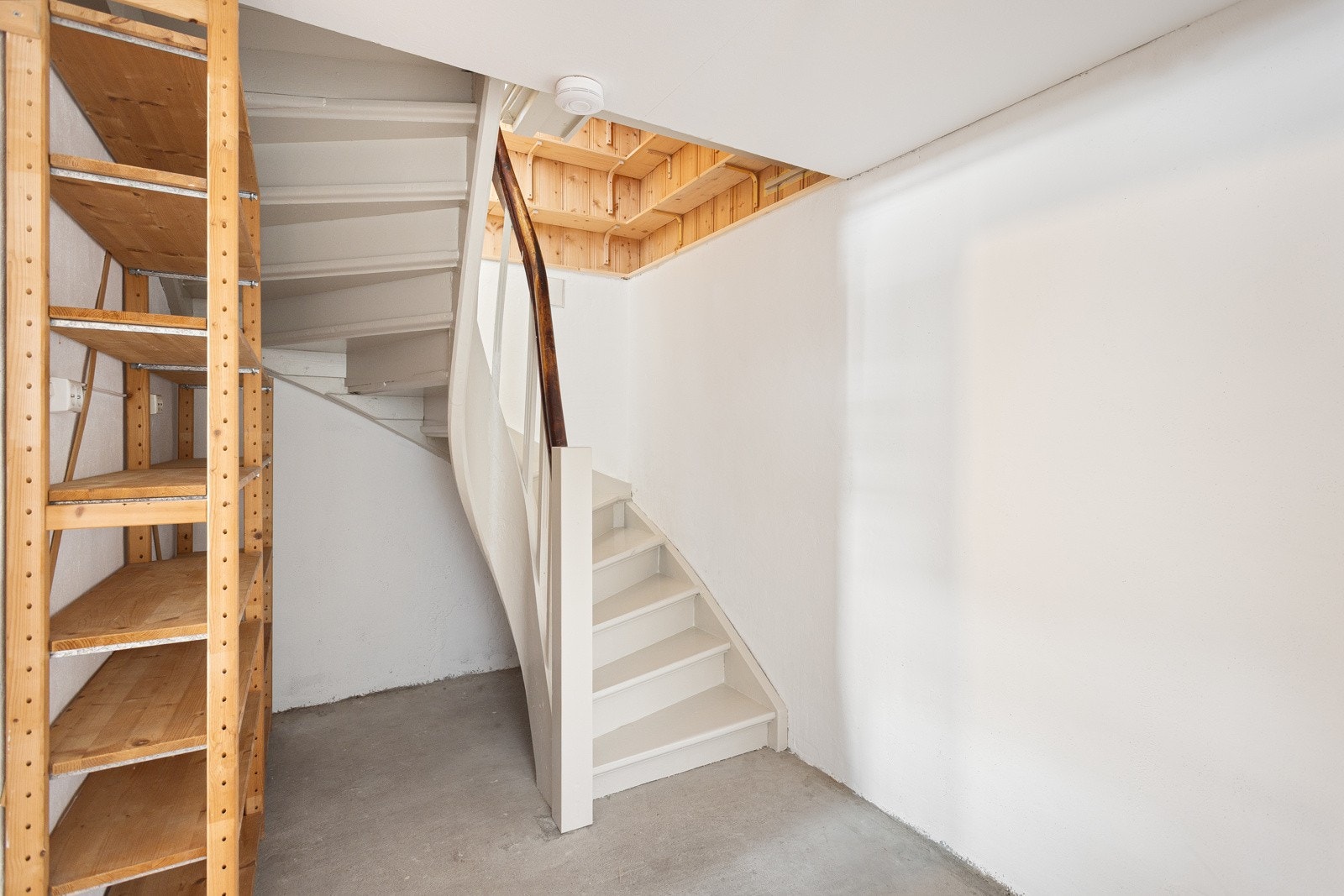 Med trappen ned fra øvrige etasjer finner du kjeller-etasjen Galleribilde