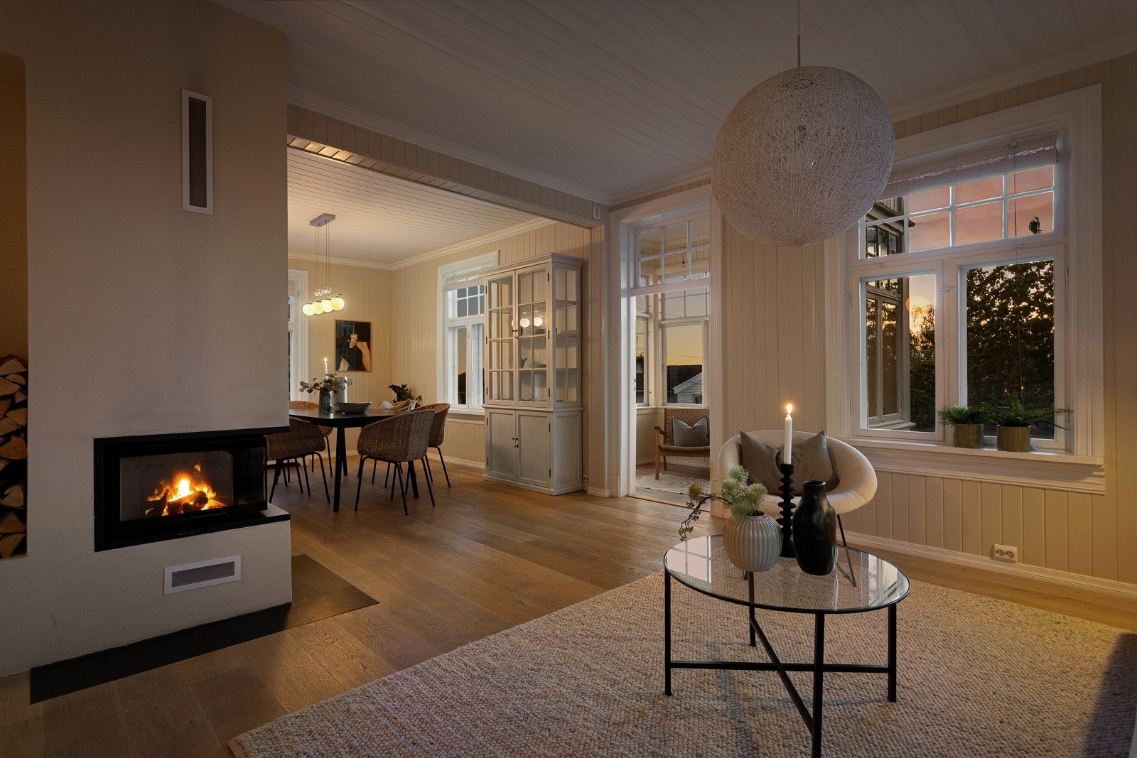 Den åpne planløsningen gjør det enkelt å skape både sosiale soner og mer intime sitteområder Galleribilde