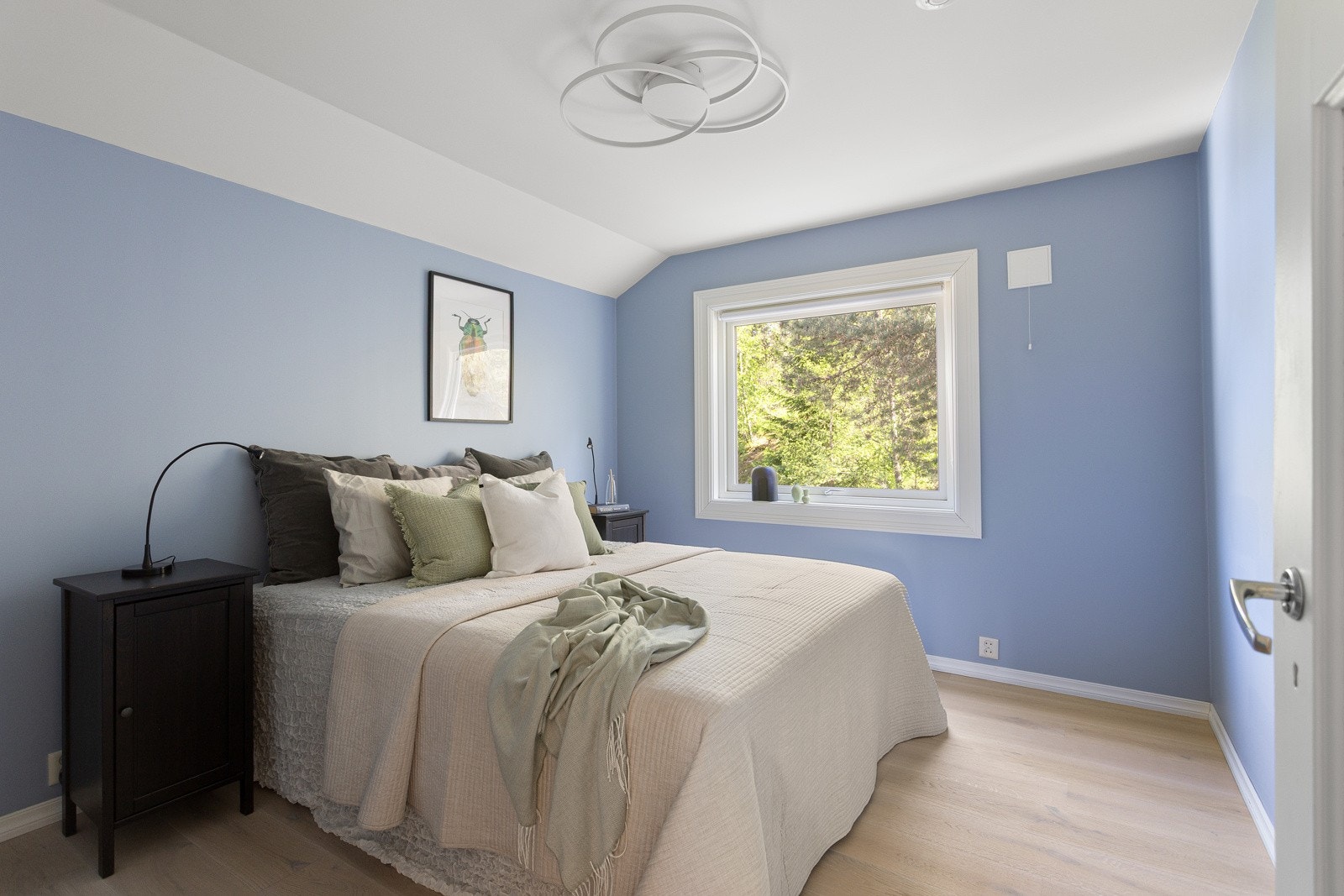 Soverom 3: Rommet er malt i 2019, og har et nytt vindu fra 2019 som sørger for lysinnslipp Galleribilde