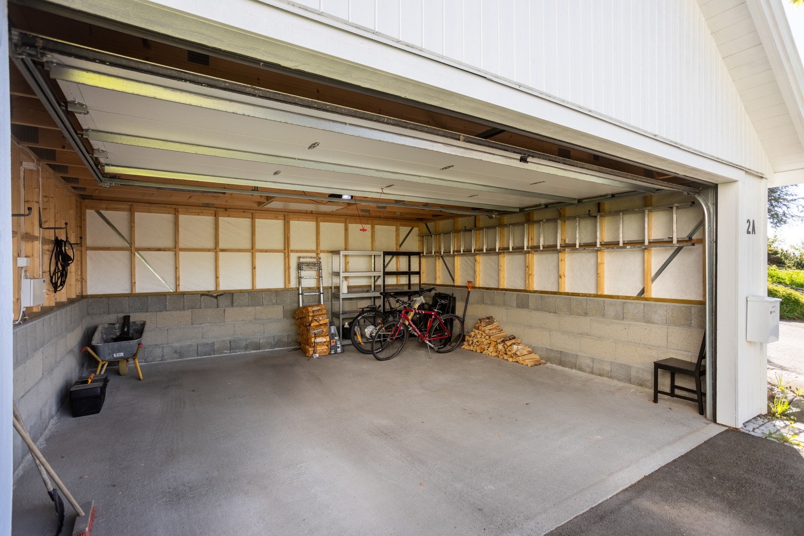 Garasjen har god plass til to biler, og har i tillegg lagringsmuligheter i hems Galleribilde