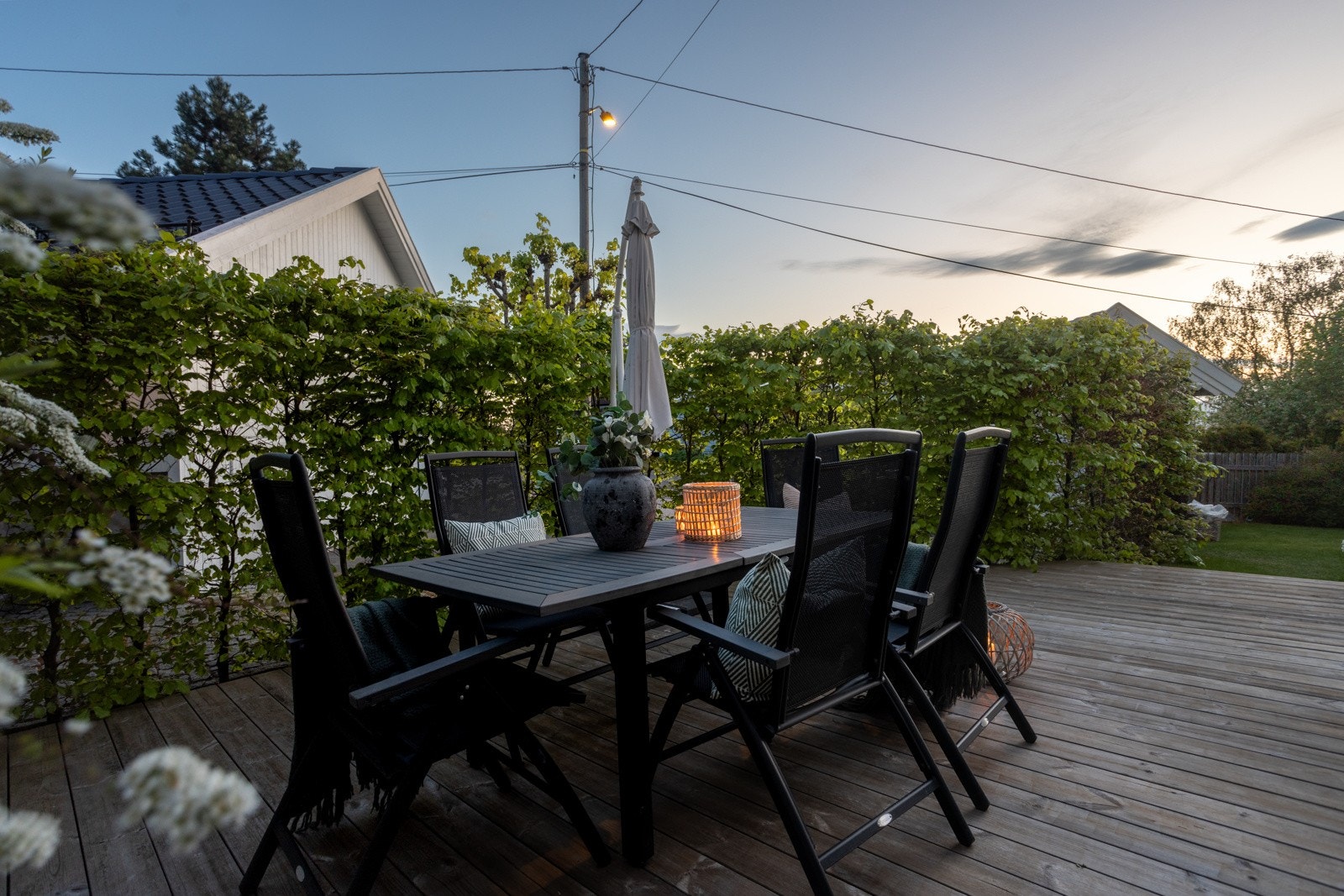 Terrassen har god plass til diverse møblement Galleribilde