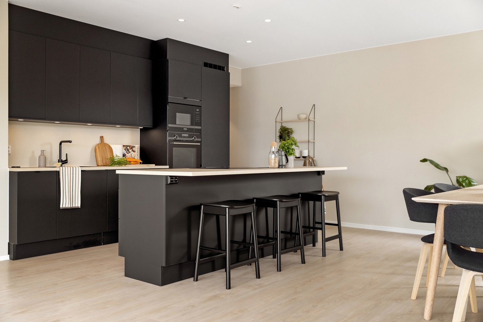 Fellesutgifter utgjør ca. kr 3 930,- pr mnd og inkluderer blant annet tv/internett Galleribilde