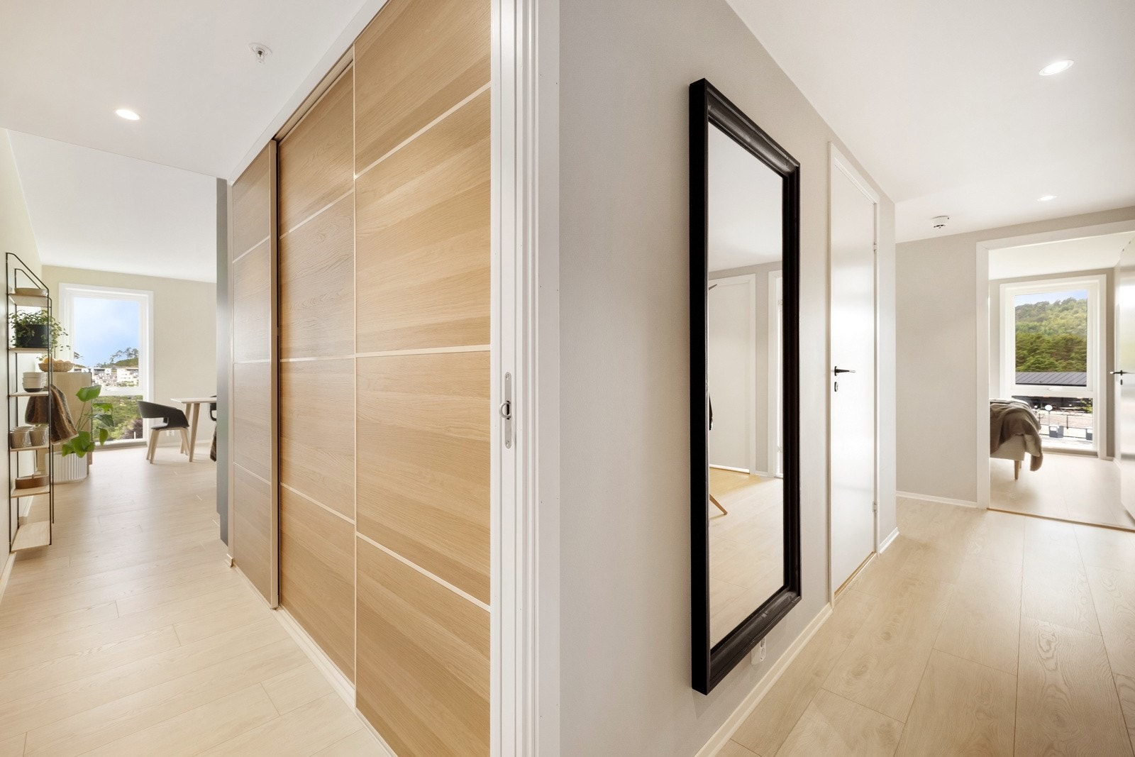 Mellom gangen og kjøkkenet er det en stor skyvedørsgarderobe Galleribilde