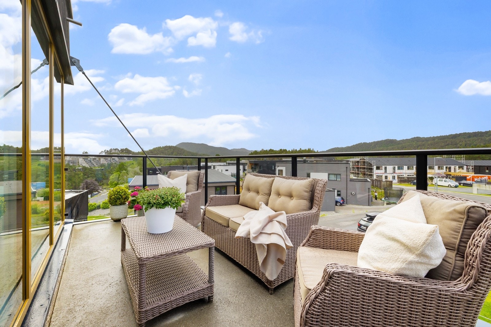 Terrassen måler ca. 12 kvm og har kveldssol Galleribilde