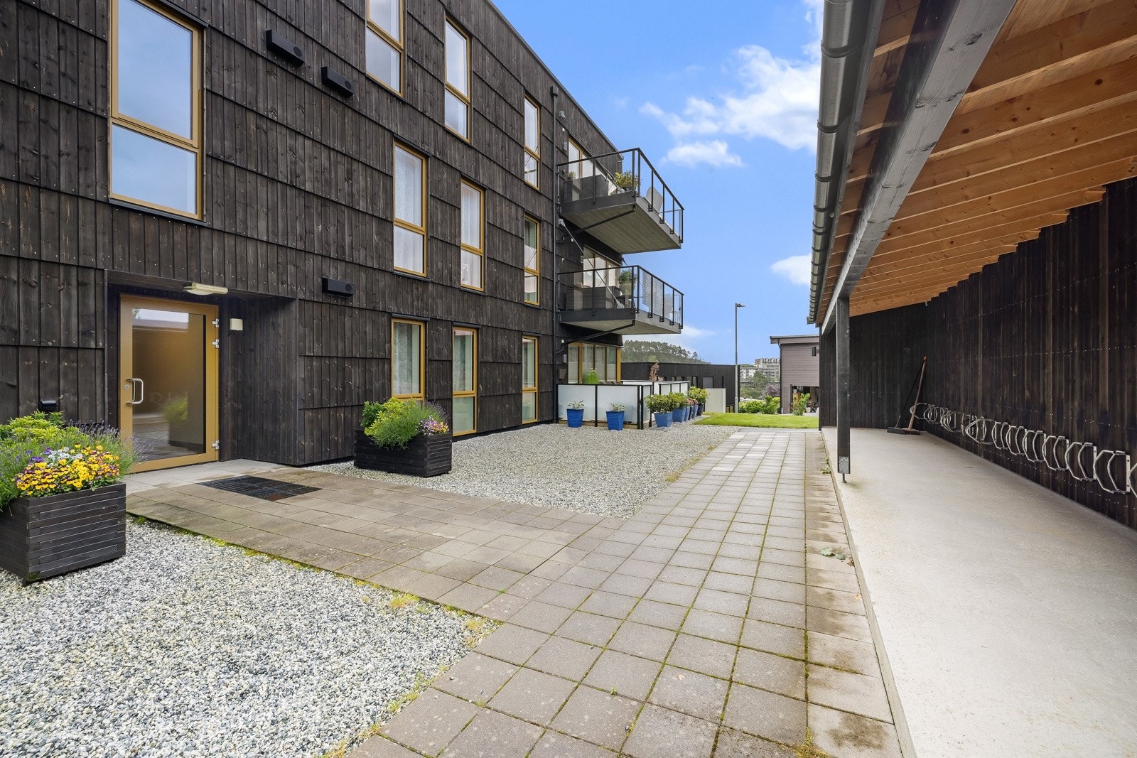 Ved inngangen følger en 3 kvm bod på andre siden av sykkelparkeringen Galleribilde