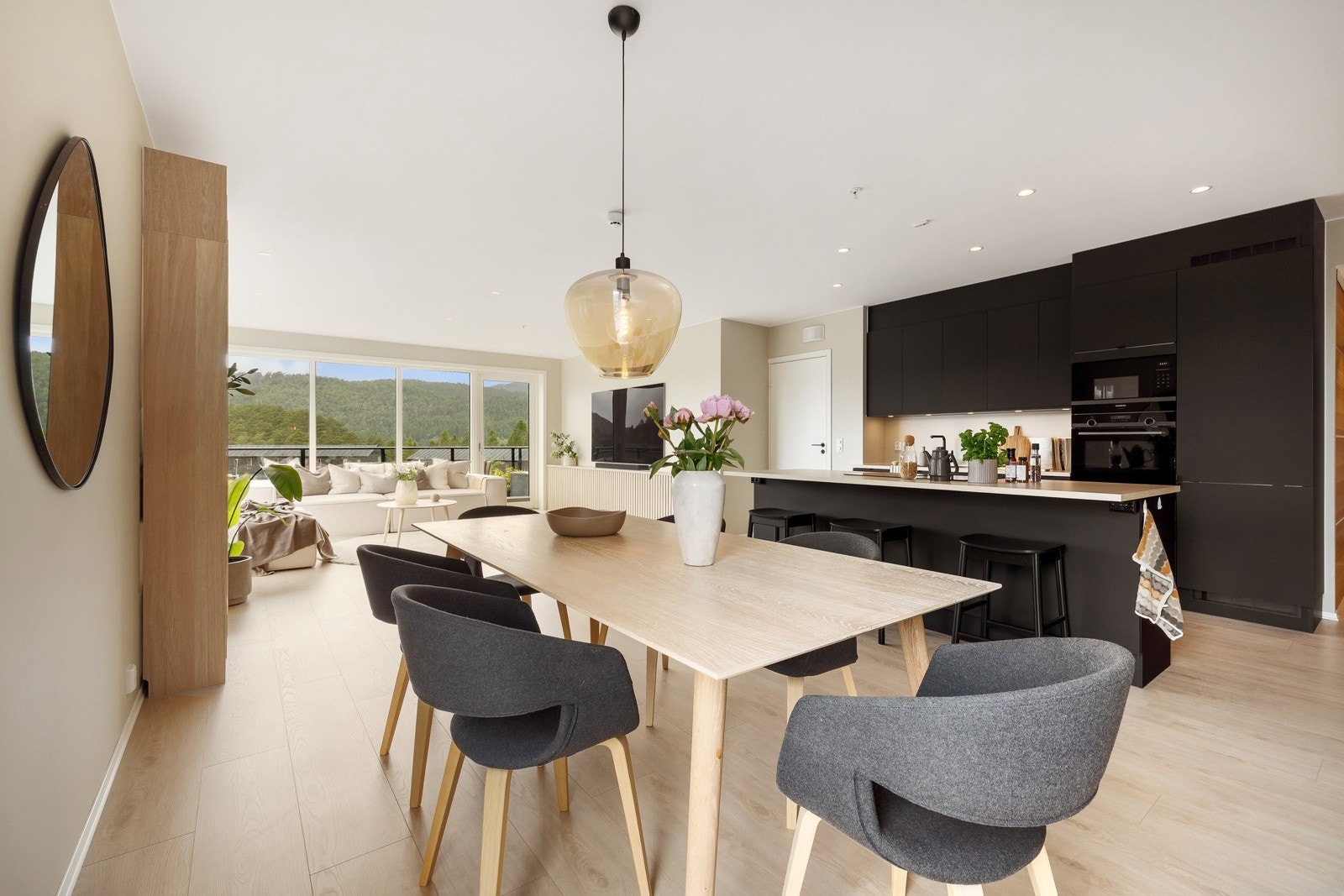 Leiligheten måler 115 kvm og holder moderne standard Galleribilde