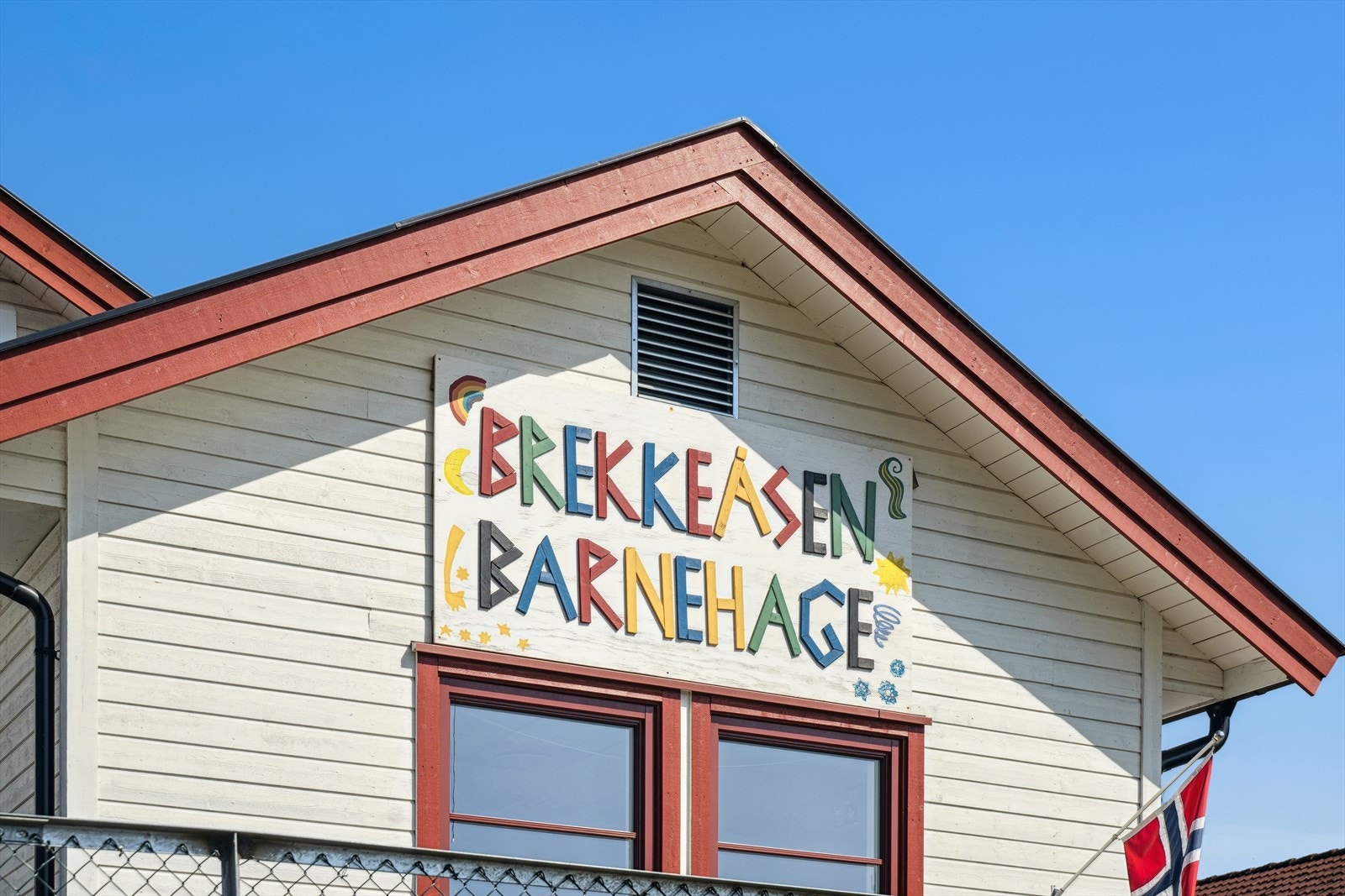 Beliggenheten er sentralt på Kirkevoll/Brekkeåsen med gangavstand til skole, barnehage, butikk m.m Galleribilde