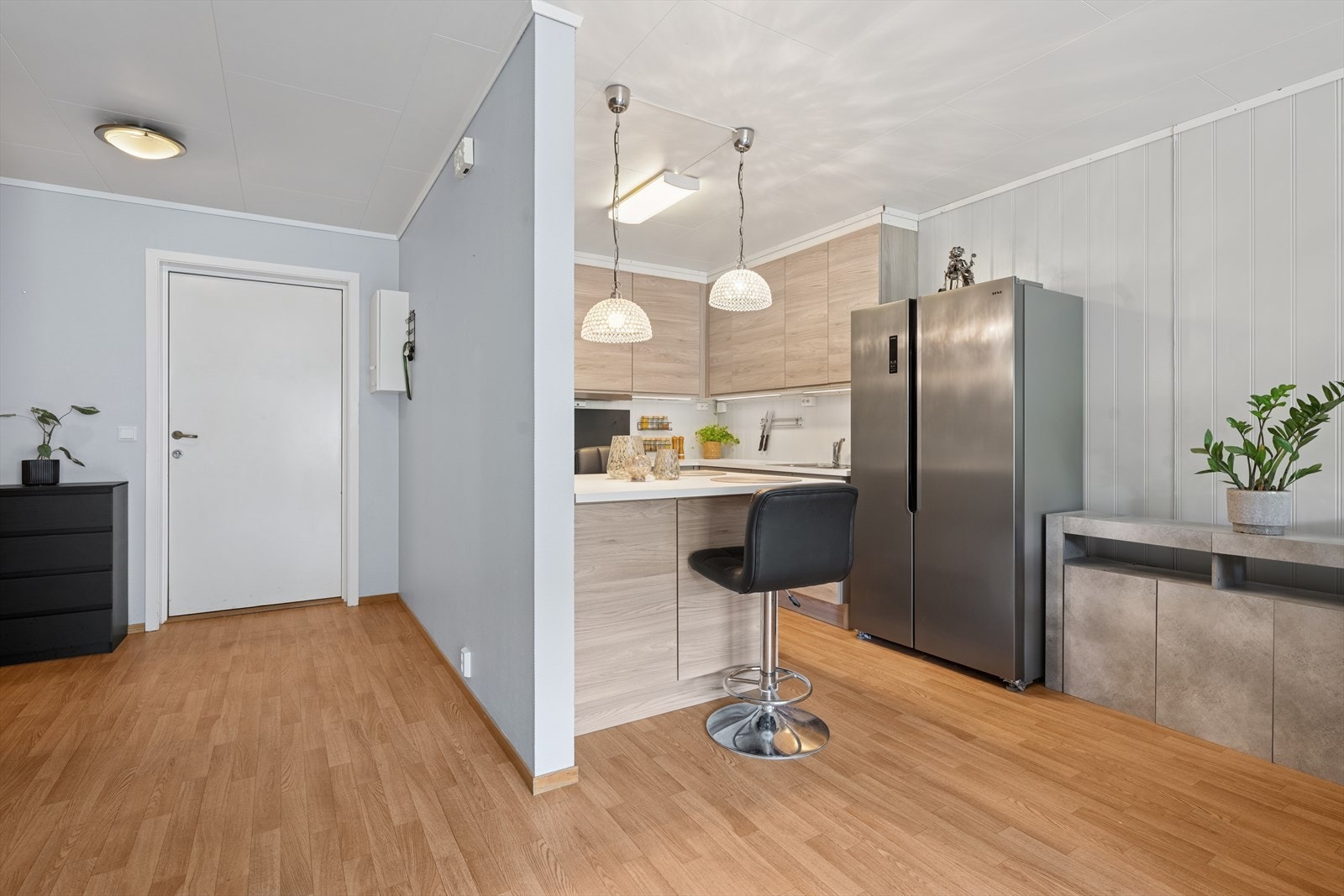 Rommet er godt utstyrt med oppvaskmaskin, komfyr, platetopp, komfyrvakt og ventilator, og har plass til kjøleskap. Galleribilde