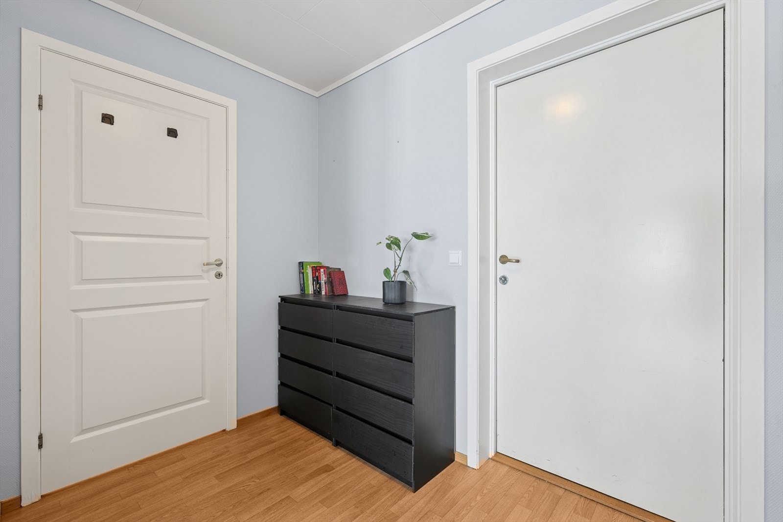 Dette er en lettstelt og lys 2-roms selveierleilighet beliggende i attraktive Brekkeåsen i Våle. Galleribilde