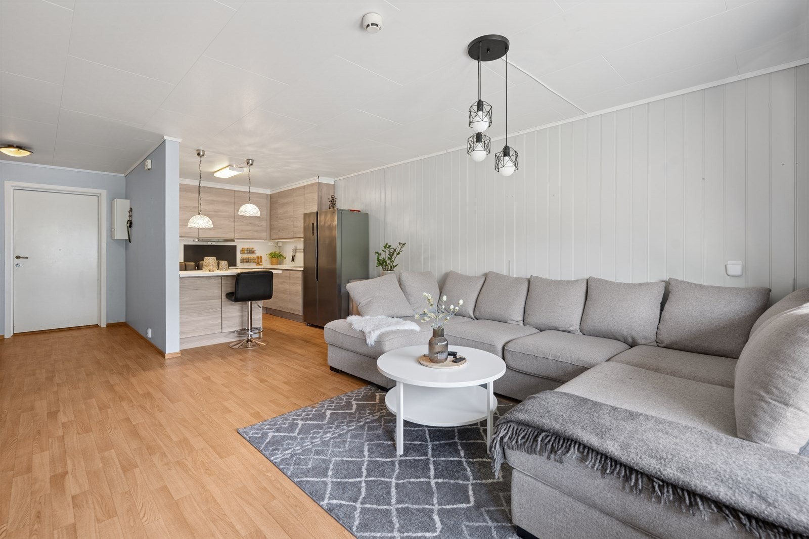 I stuen er det god plass til ønsket sofagruppe. Galleribilde