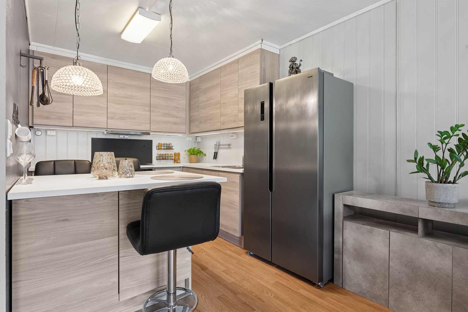 Praktisk kjøkkenøy med ekstra skapplass og arbeidsflate. Galleribilde