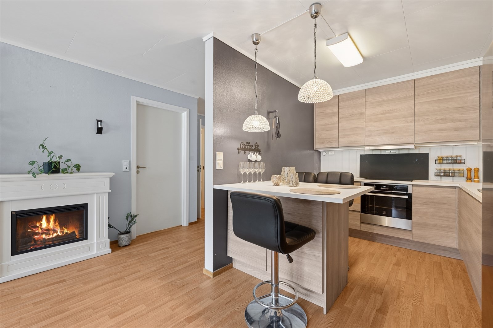 Kjøkkenet fremstår moderne og stilrent med innredning i lyse glatte fronter. Benkeplaten er i laminat. Galleribilde