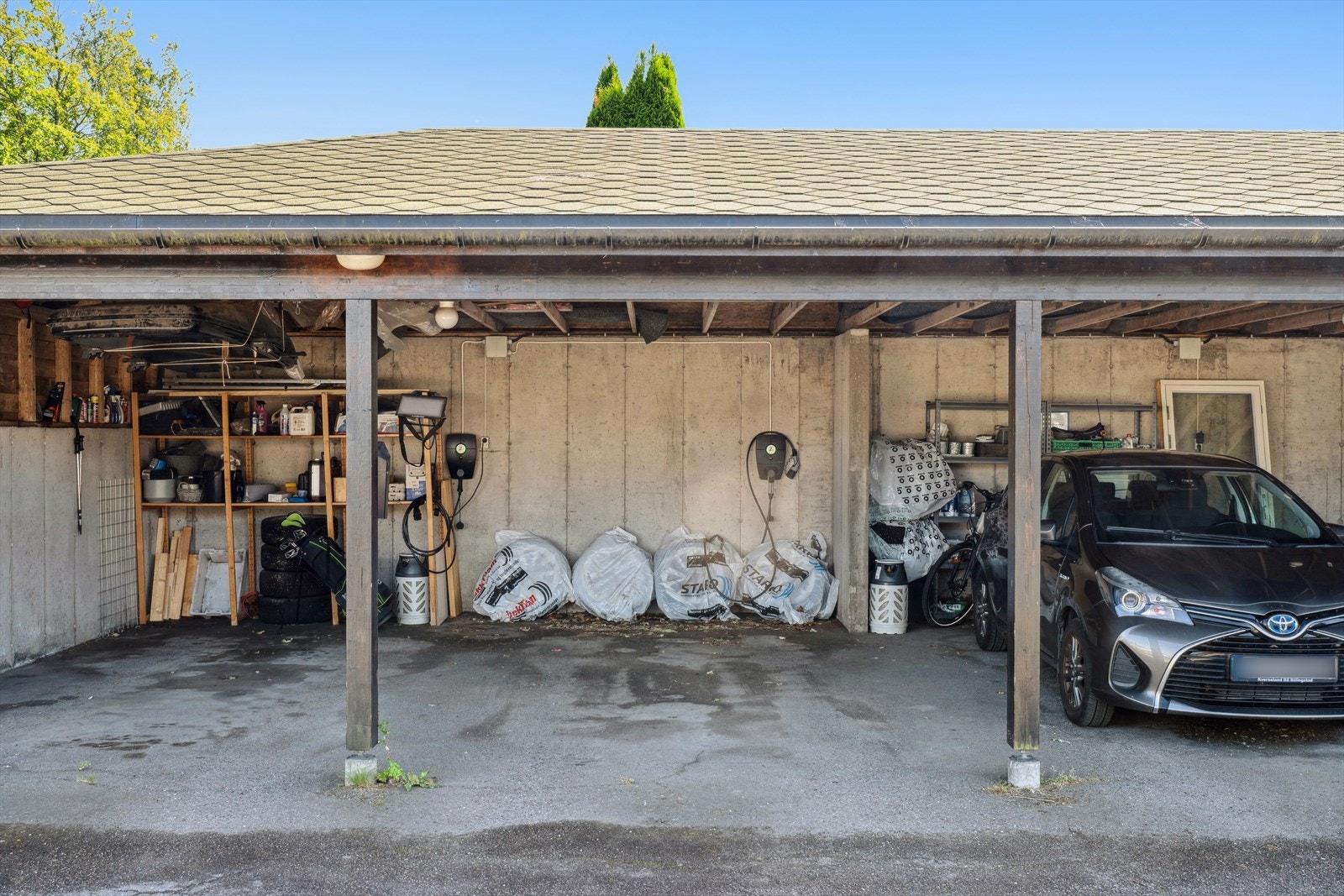 Leiligheten disponerer en parkering i carport med elbillader. Galleribilde