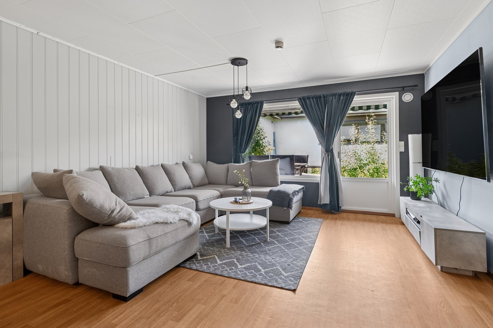 Leiligheten har en fin og praktisk åpen stue-/kjøkkenløsning. Galleribilde