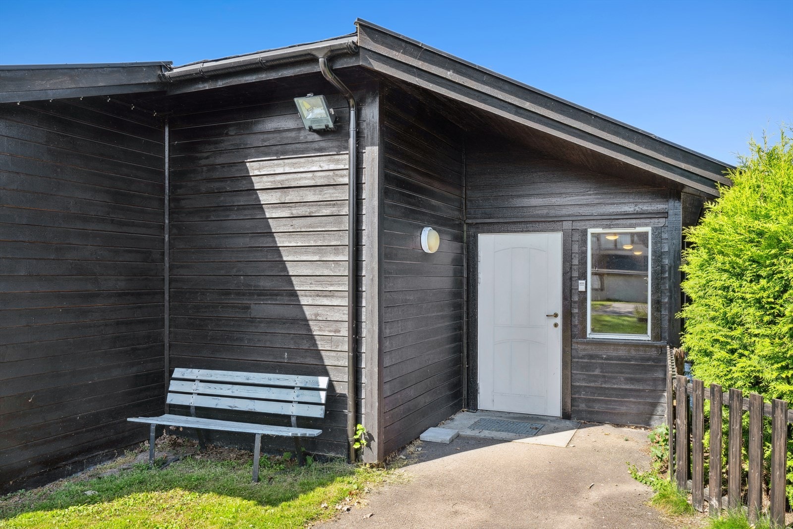 Skjermet inngangsparti til bygget, inn til felles gang. Galleribilde