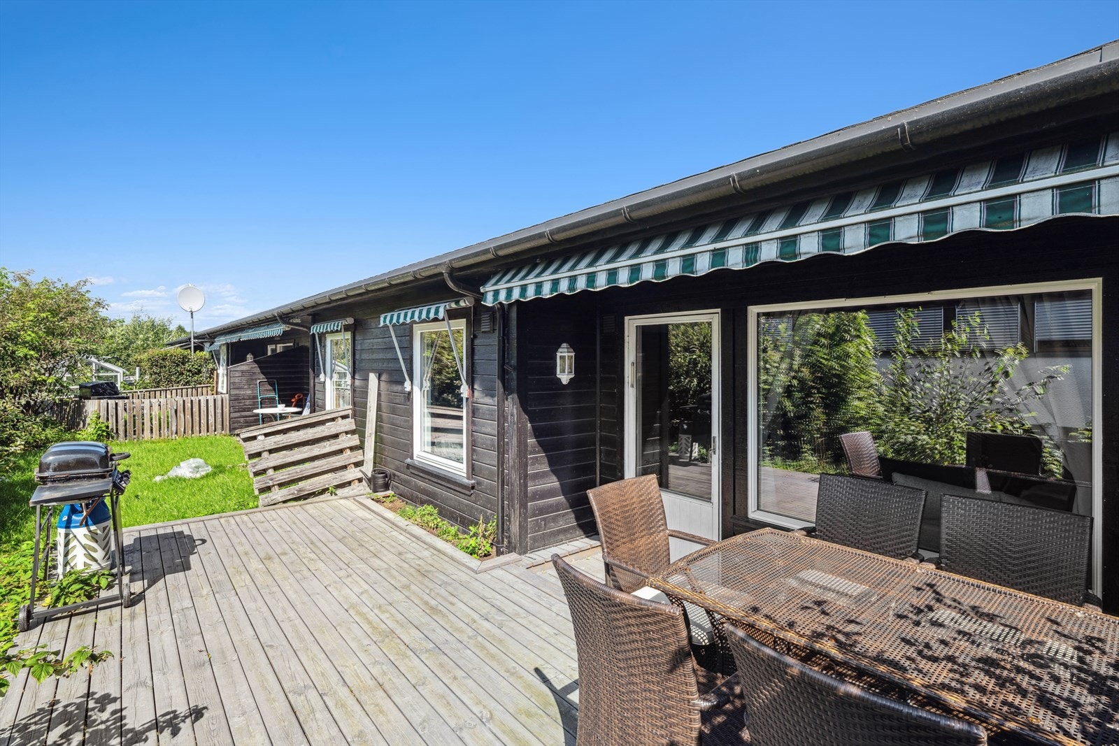 Her er det god plass til utemøblement og grill. Det er montert markise. Galleribilde