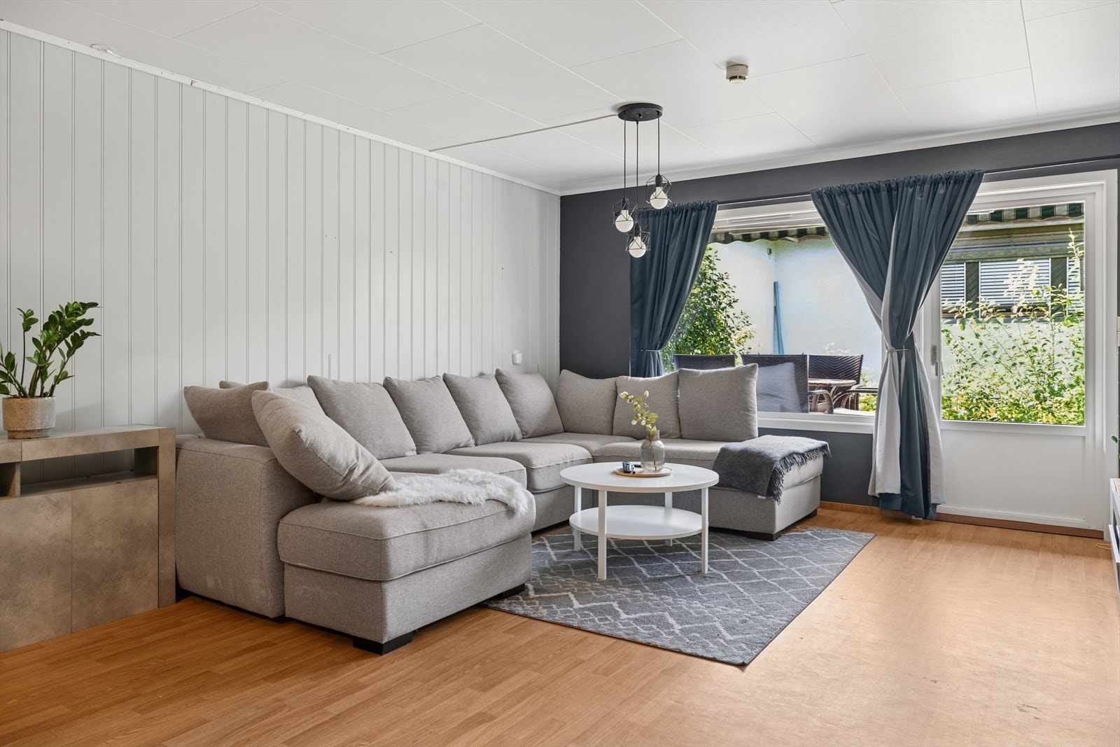 Fra stuen er det utgang til en lun og solrik terrasse. Galleribilde