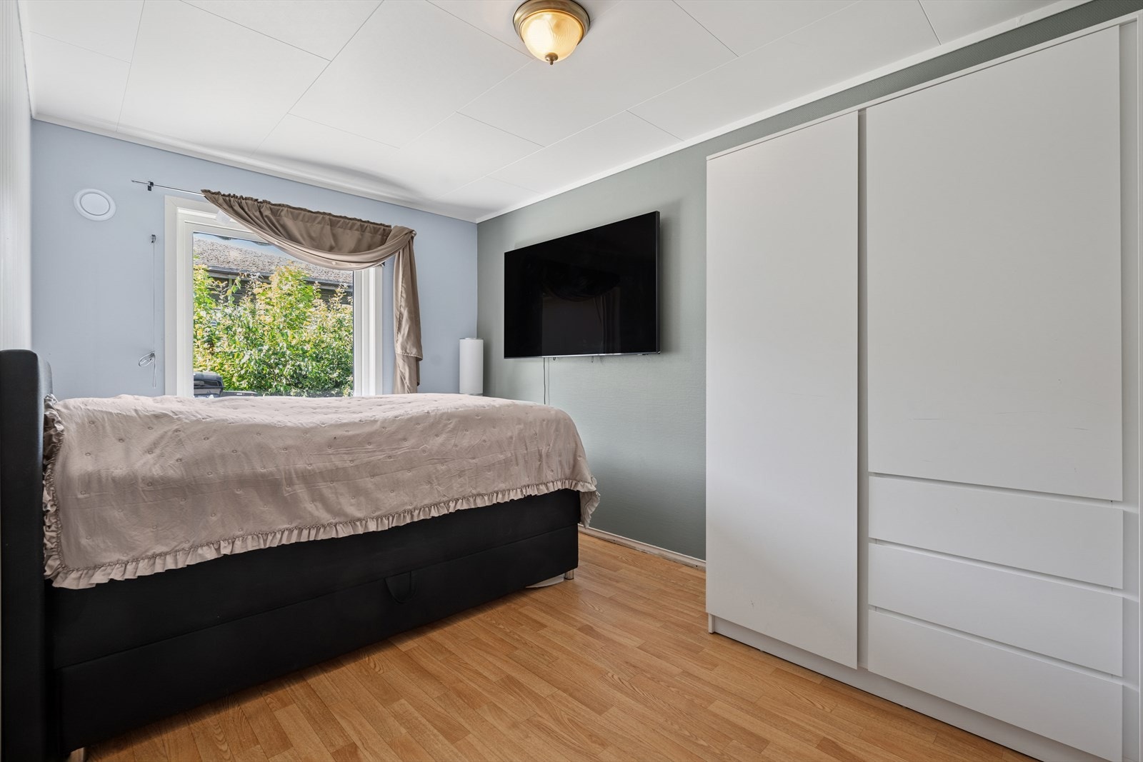 Leilighetens soverom er romslig med god plass til dobbeltseng, tilhørende møblement og garderobeskap. Galleribilde