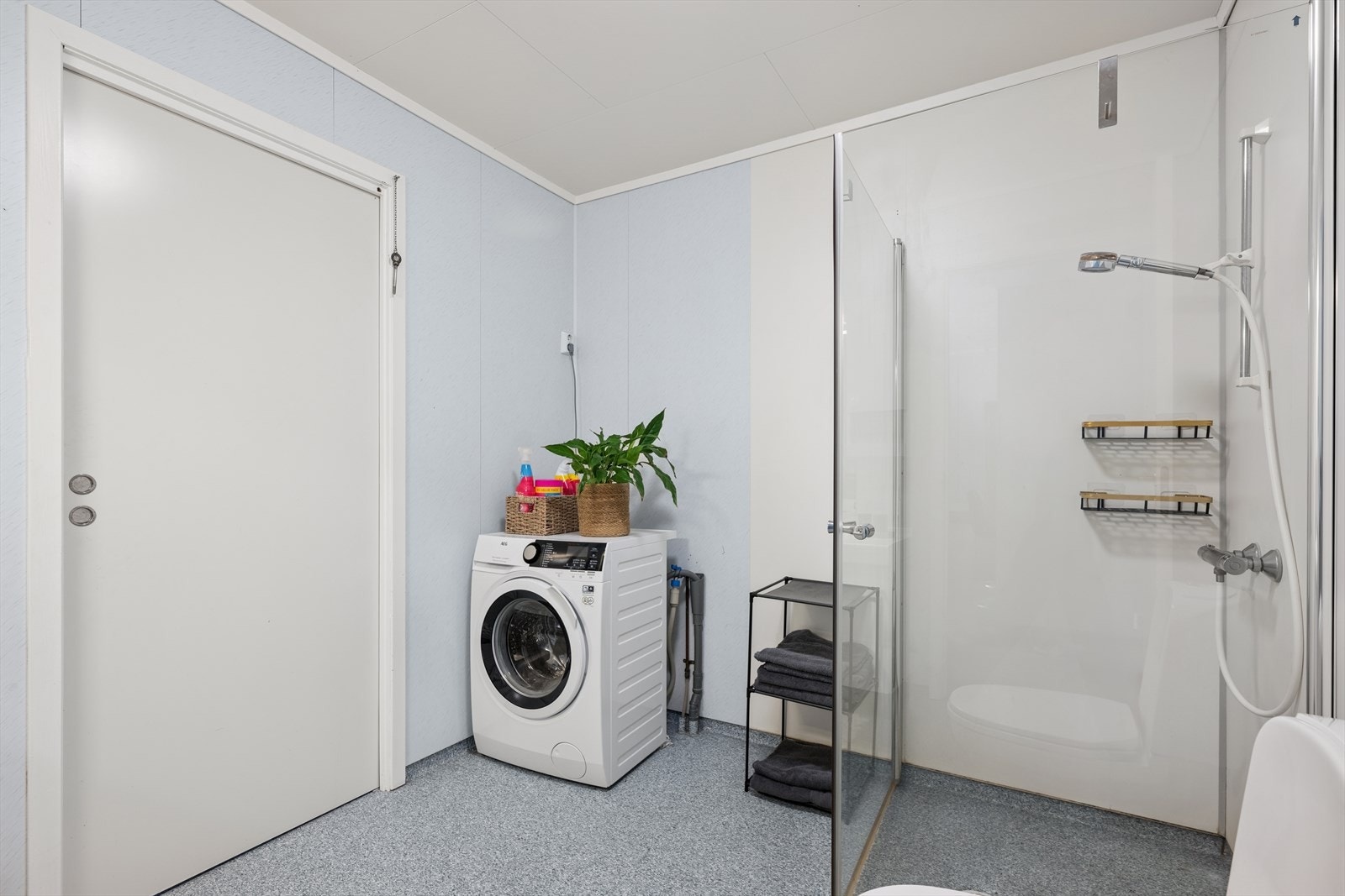 Rommet fremstår lyst og funksjonelt, med en effektiv planløsning som utnytter arealet godt. Galleribilde