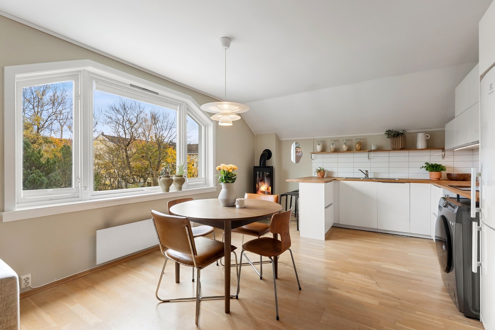 Kjøkkenet har god plass og er utstyrt med induksjonstopp, stekeovn, kjøleskap med fryser og opplegg for oppvaskmaskin. Galleribilde