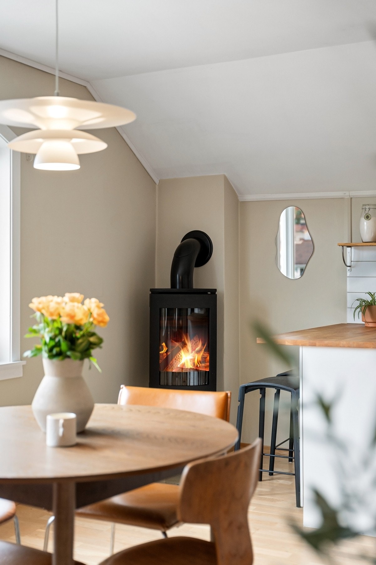 Det er satt inn en moderne peisovn som bidrar til varme og hygge på kjølige dager. Galleribilde