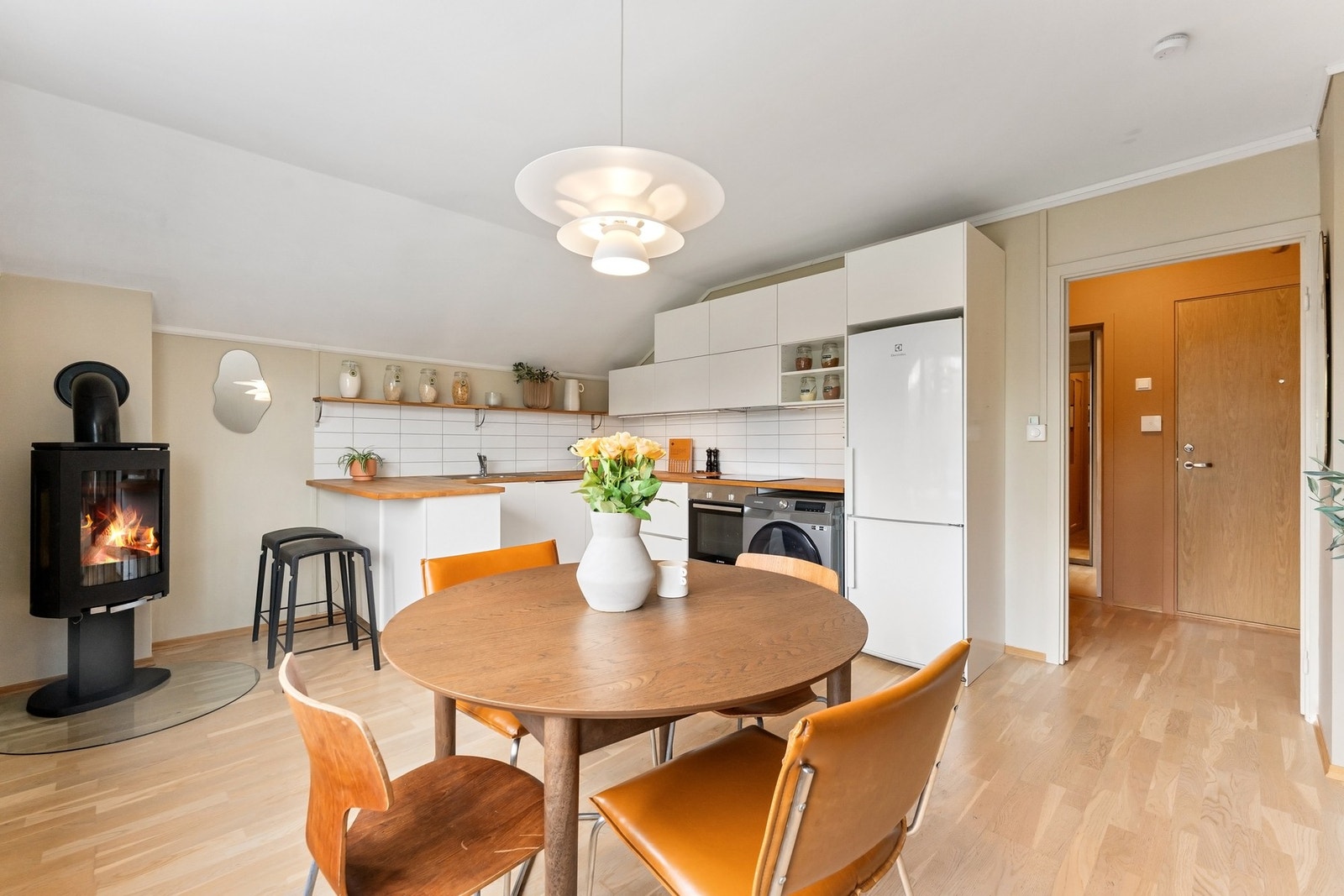 Dette er en lys og luftig 2(3)-roms leilighet med en gjennomtenkt og innholdsrik planløsning. Galleribilde