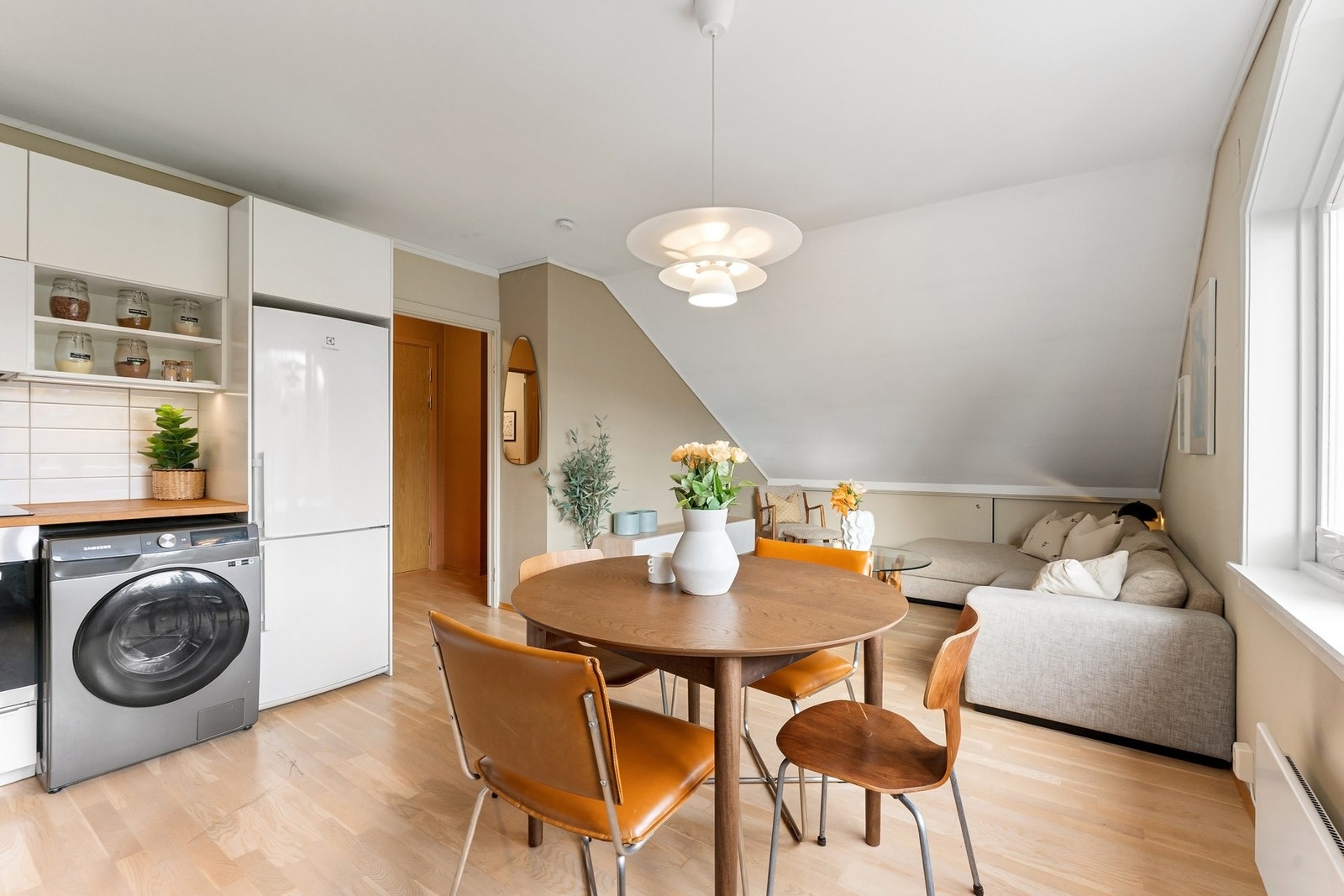 Store vindusflater bidrar til godt lysinnslipp i leiligheten. Galleribilde