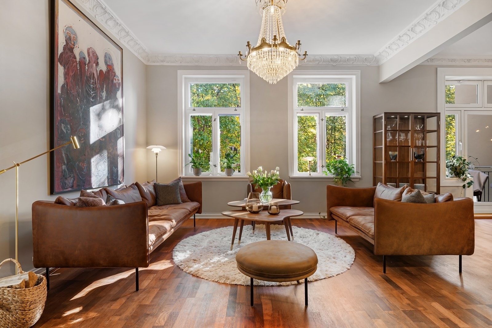 Stuen har store vindusflater som slipper inn rikelig med naturlig lys. Galleribilde