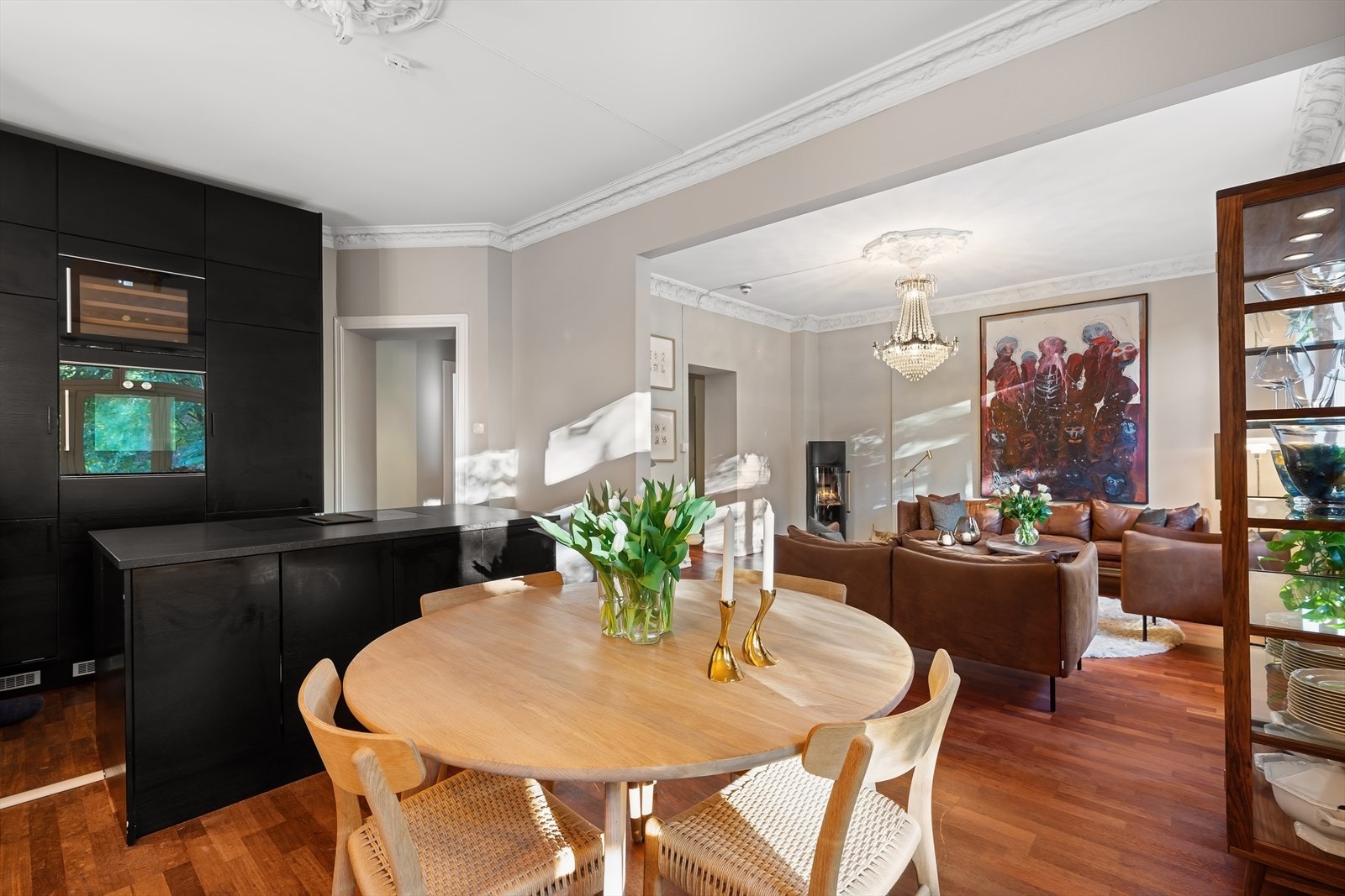 Oppholdsrommene er romslige og har flere gode møbleringsmuligheter. Galleribilde