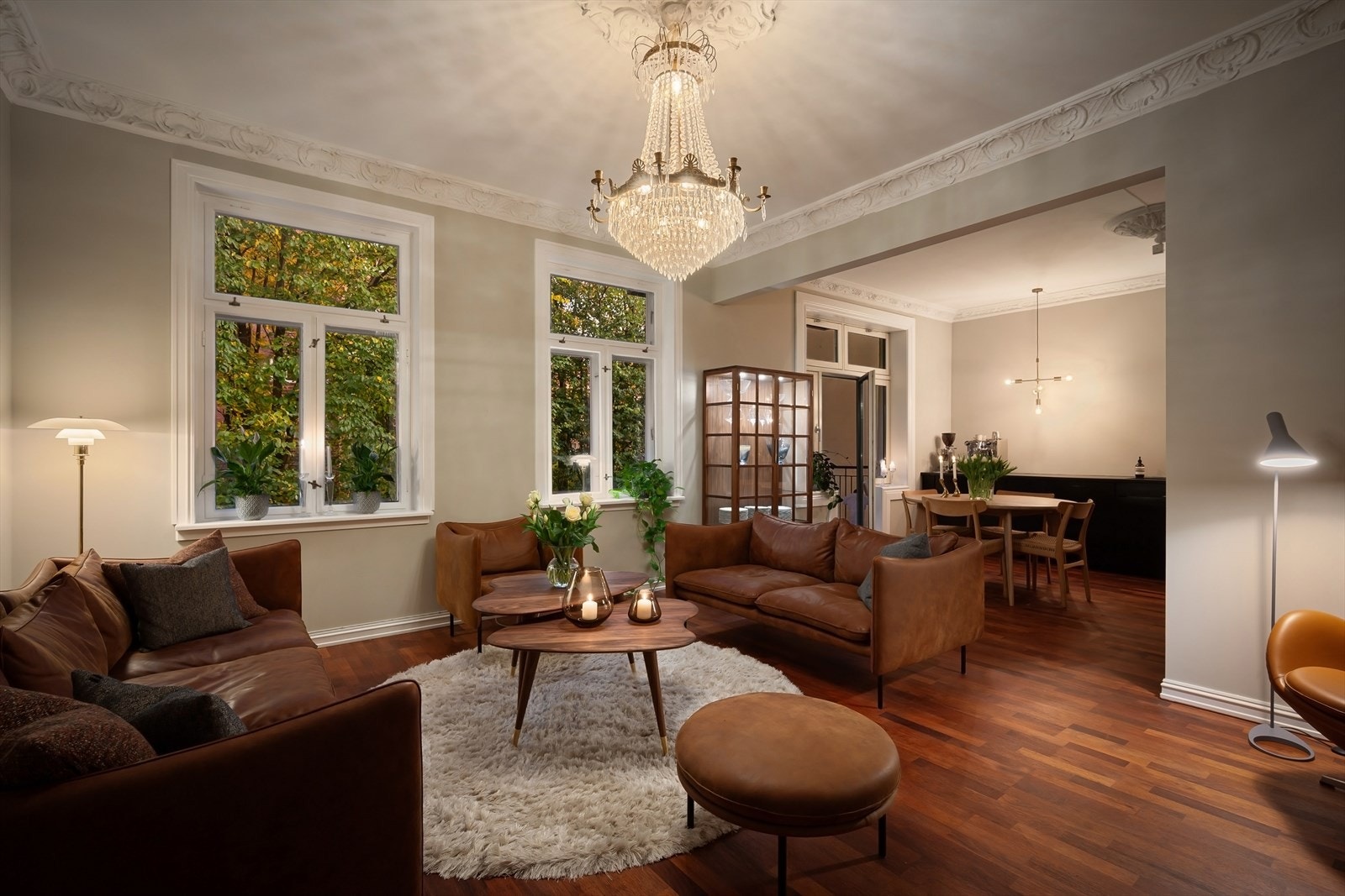 Stuene oppleves romslig med en takhøyde på 2,86m. Galleribilde