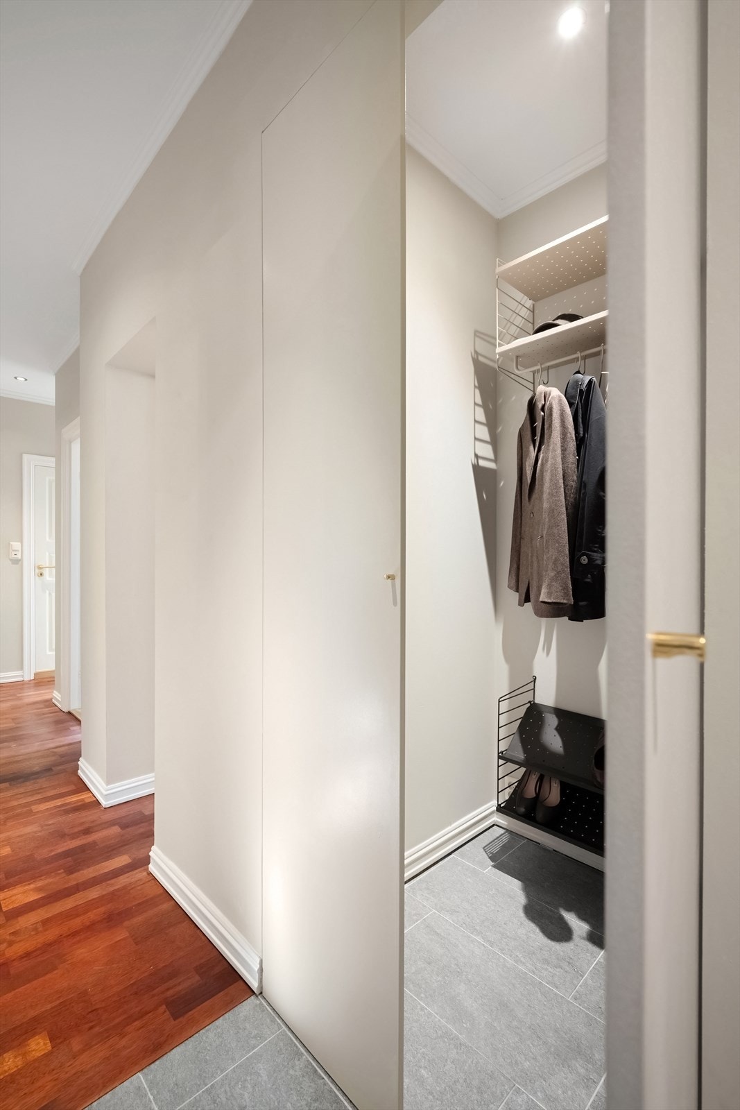 Dypt garderobeskap i gang/entré. Galleribilde