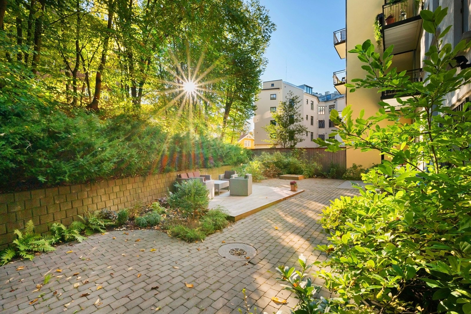 Bakgården er pent opparbeidet med grøntarealer og sittegrupper til glede for sameiets beboere. Galleribilde