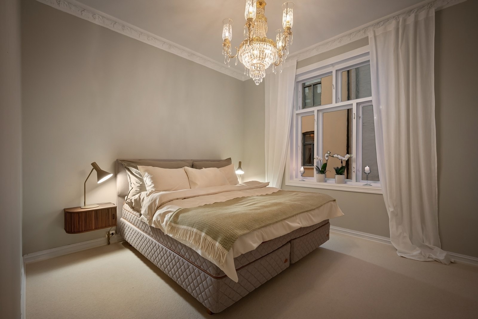 Her er det god plass til dobbeltseng og tilhørende møblement. Galleribilde