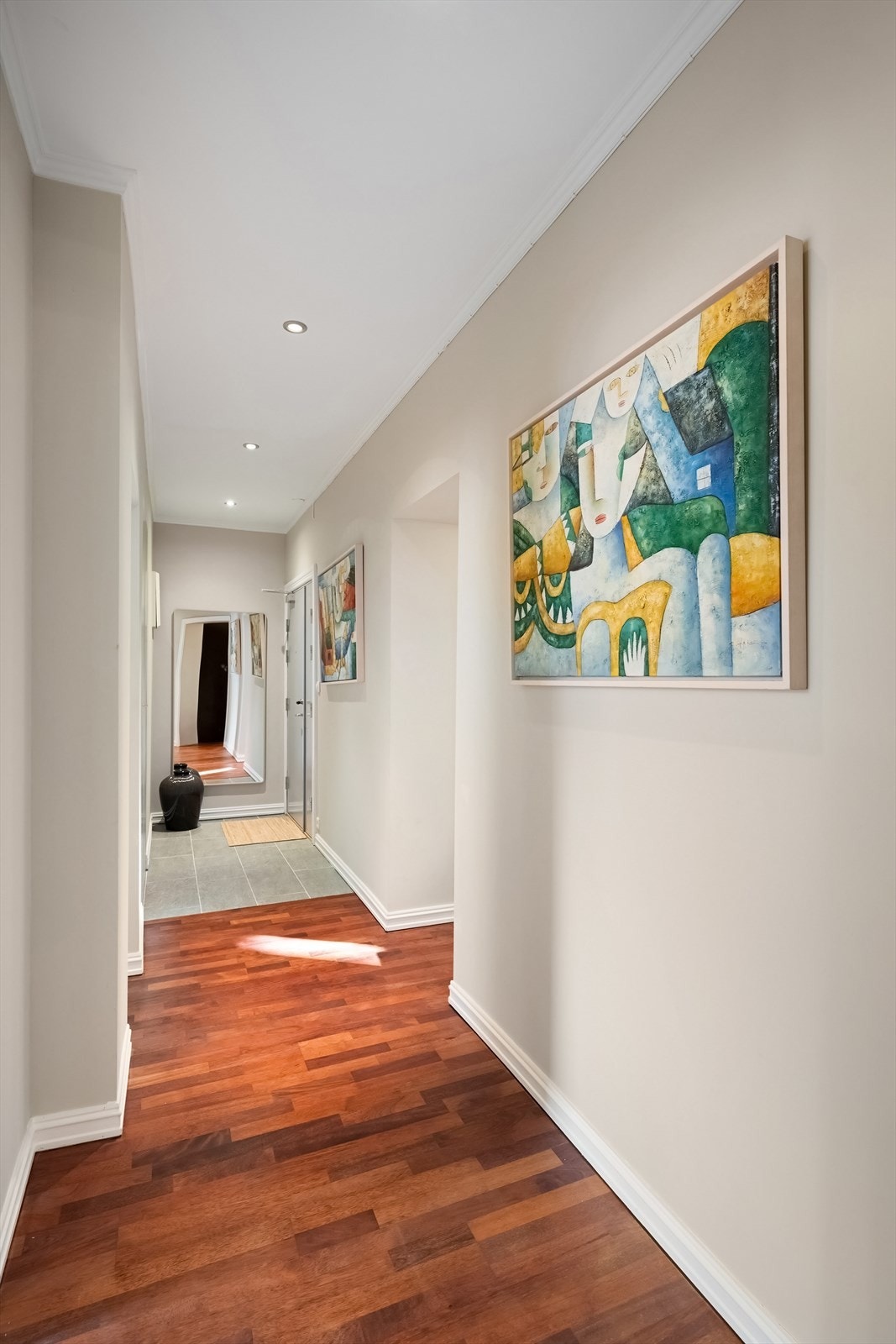 Entré med flislagt gulv og downlights i taket. Galleribilde