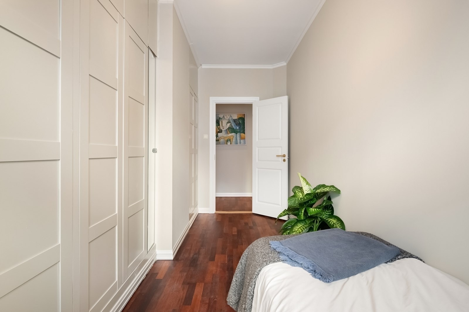 Alle soverommene er vendt mot rolig bakgård. Galleribilde