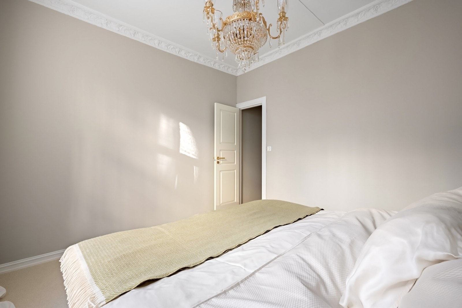 Plass til garderobeskap på to vegger. Galleribilde